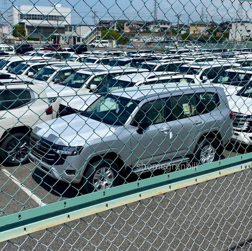Toyota Land Cruiser 2022 bản ti&ecirc;u chuẩn