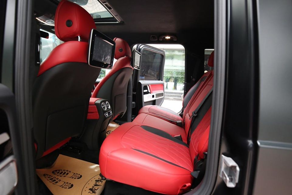 C&ograve;n đ&acirc;y l&agrave; khoang h&agrave;nh kh&aacute;ch của xe Mercedes-AMG G63