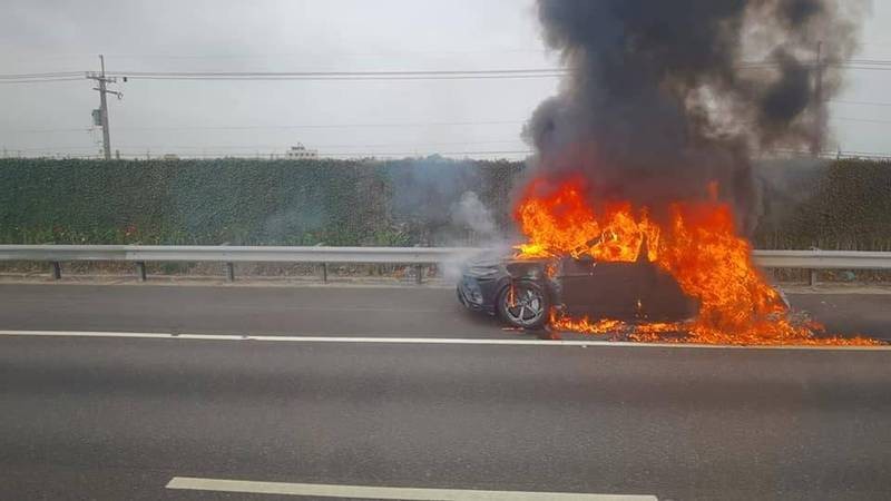 Chiếc siêu SUV Lamborghini Urus bốc cháy như quả cầu lửa bên đường
