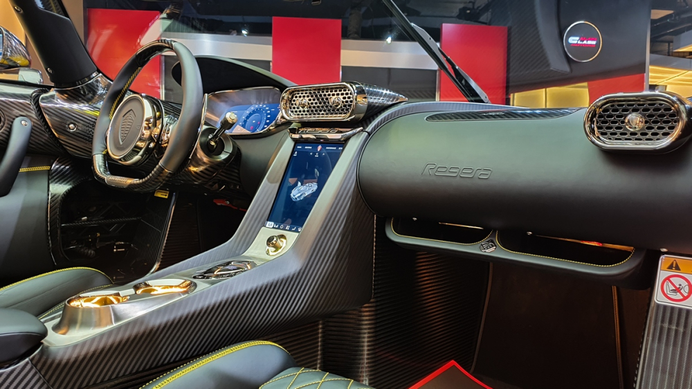 Chất liệu tạo ra khoang l&aacute;i của Koenigsegg Regera c&oacute; da cao cấp, kim loại đắt tiền, sợi carbon nh&aacute;m v&agrave; v&agrave;ng