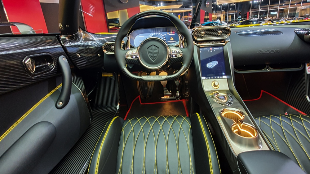 Khoang l&aacute;i si&ecirc;u xe Koenigsegg Regera cho người xem cảm gi&aacute;c xa hoa của 1 mẫu xe d&agrave;nh cho c&aacute;c đại gia