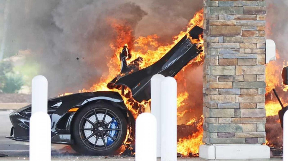 Ngọn lửa nhanh ch&oacute;ng bao tr&ugrave;m lấy chiếc McLaren 765LT n&agrave;y