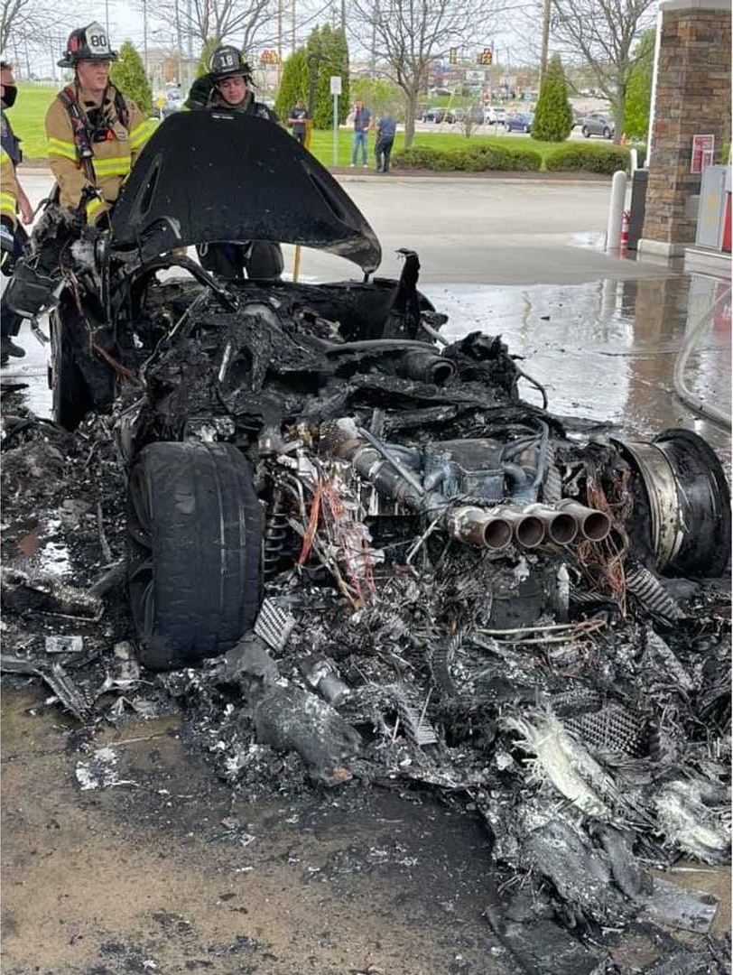 Chiếc si&ecirc;u xe McLaren 765LT đ&atilde; bị thi&ecirc;u rụi hơn 2/3 xe
