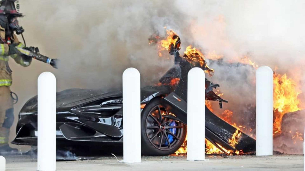 H&igrave;nh ảnh chiếc si&ecirc;u xe McLaren 765LT bốc ch&aacute;y ở trạm xăng