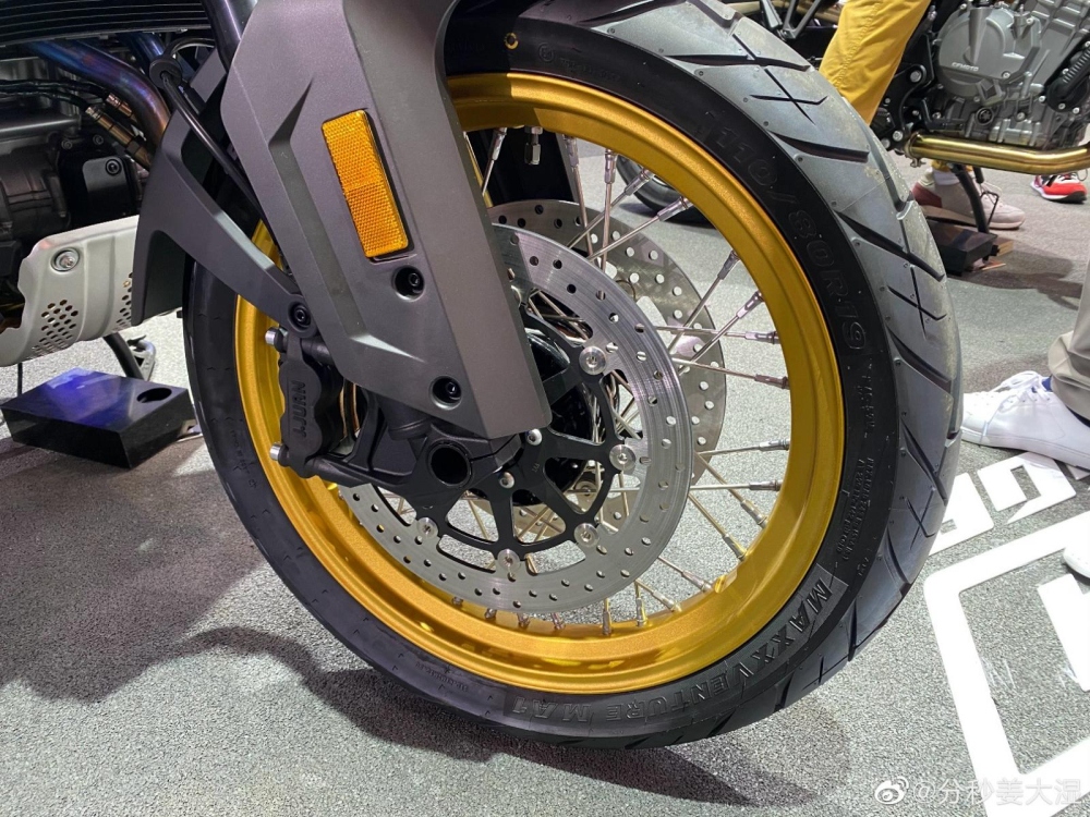 V&agrave;nh nan hoa, trợ lực cổ nguy&ecirc;n bản tr&ecirc;n CFMoto MT800 2021