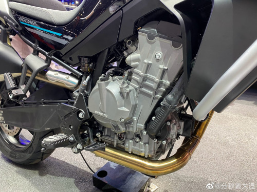 Khối động cơ LC8 giống tr&ecirc;n KTM 790 Adventure của CFMoto MT800 2021