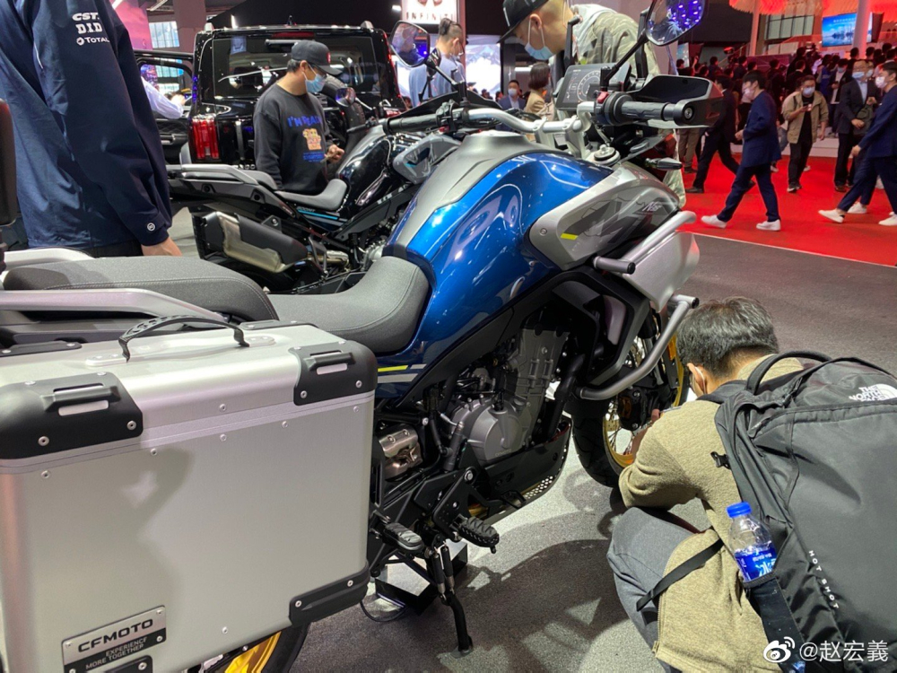 CFMoto MT800 2021 sở hữu rất nhiều phụ kiện đi k&egrave;m&nbsp;