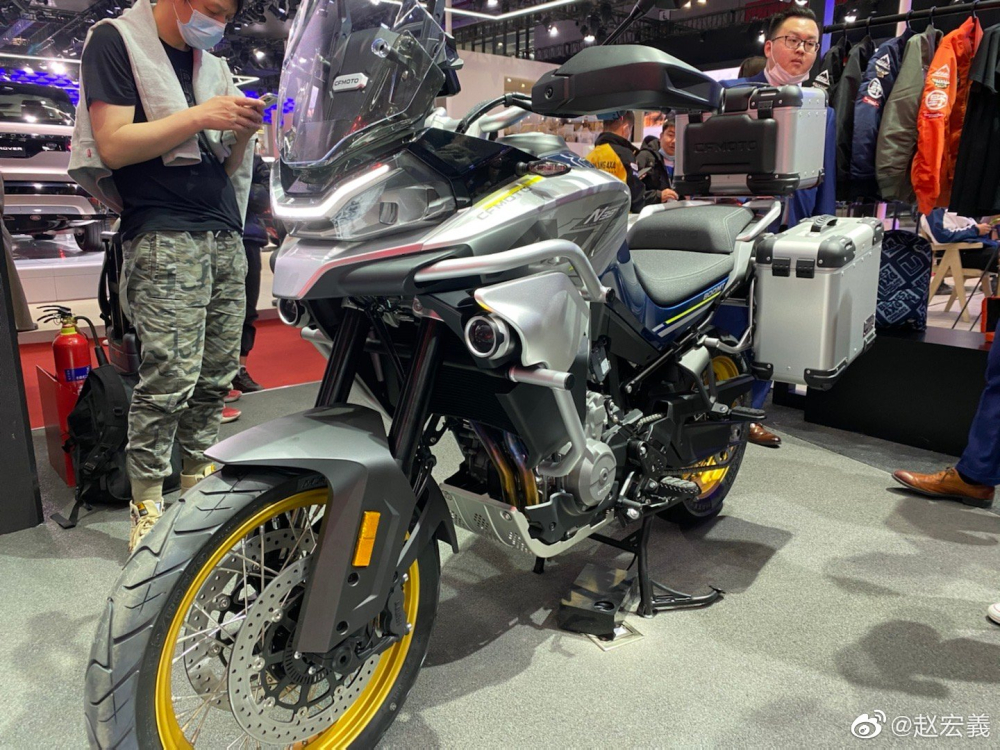 CFMoto MT800 2021 c&oacute; thiết kế ho&agrave;nh tr&aacute;ng v&agrave; đẹp mắt