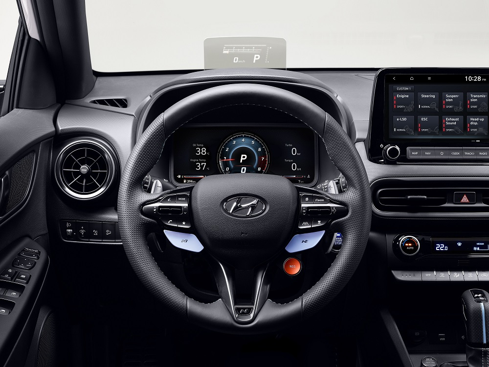Trong Hyundai Kona N 2021 c&ograve;n c&oacute; những điểm nhấn m&agrave;u xanh nhạt