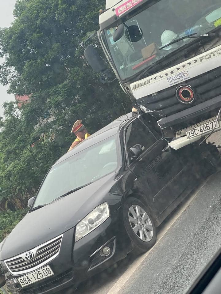 Cả hai chiếc &ocirc; t&ocirc; đều bị hư hỏng ở đầu xe