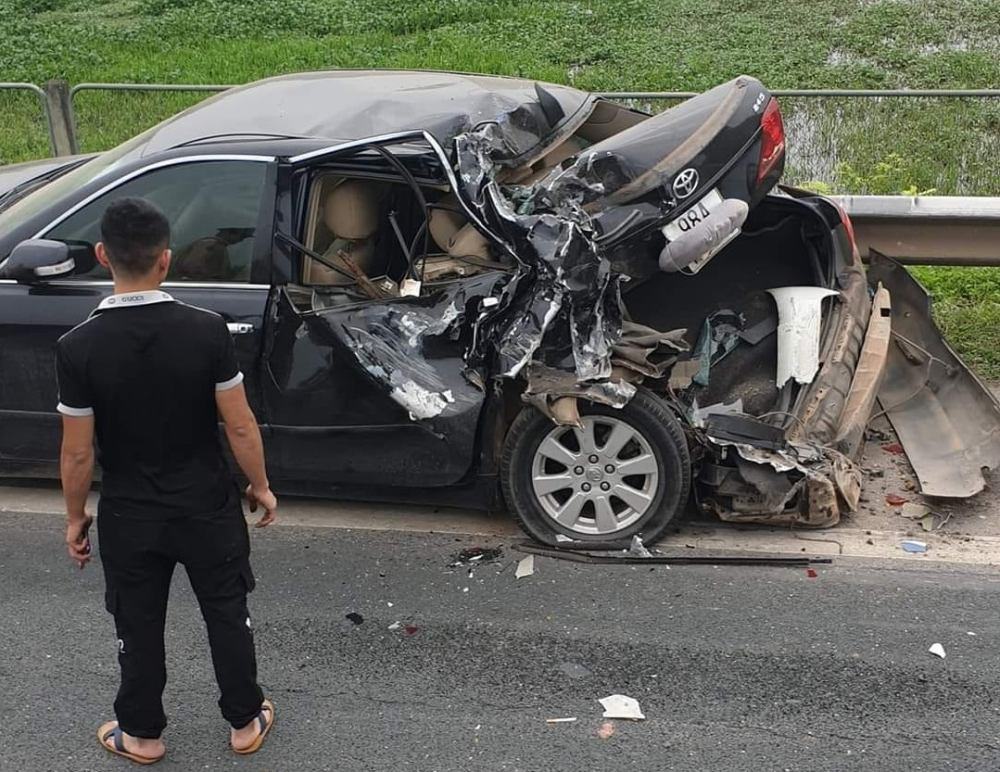 Chiếc Toyota Camry bẹp d&uacute;m đu&ocirc;i xe