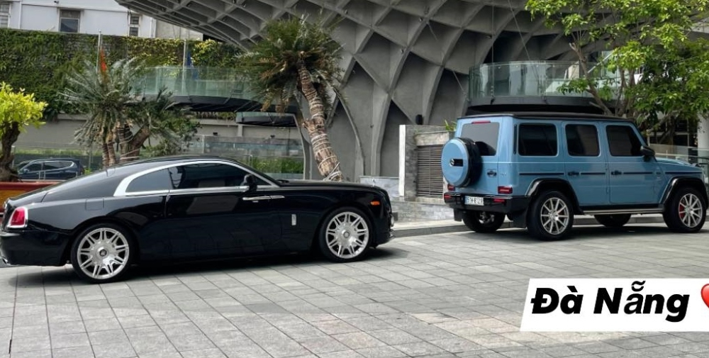 Rolls-Royce Wraith đỗ phía trước là Mercedes-AMG G63