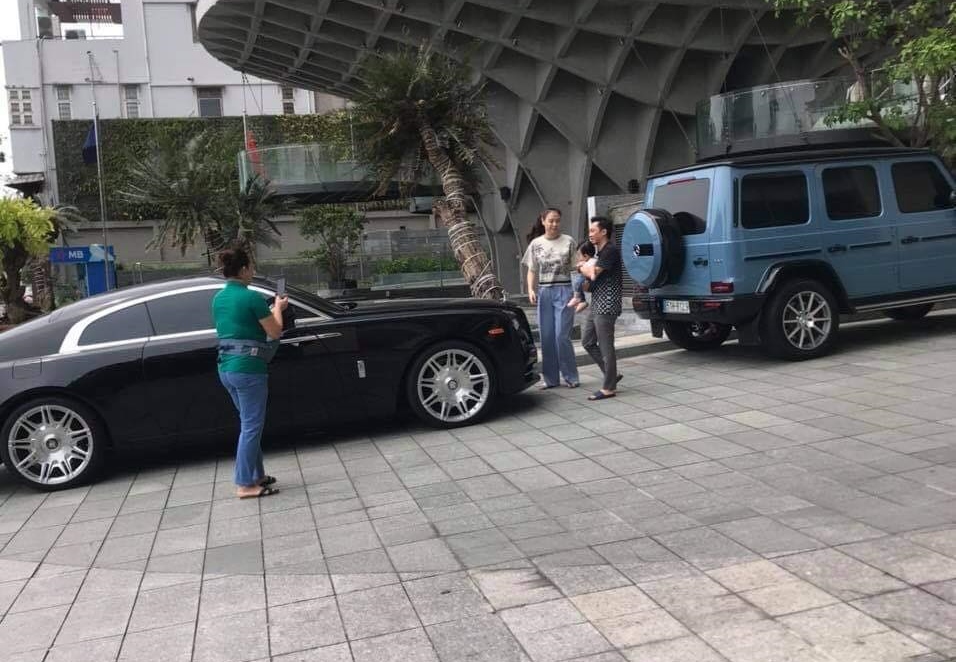 Khoảnh khắc người đi đường vô tình bắt gặp Cường Đô-la cùng vợ và con gái đi dạo ở Đà Nẵng với 2 xe đắt tiền