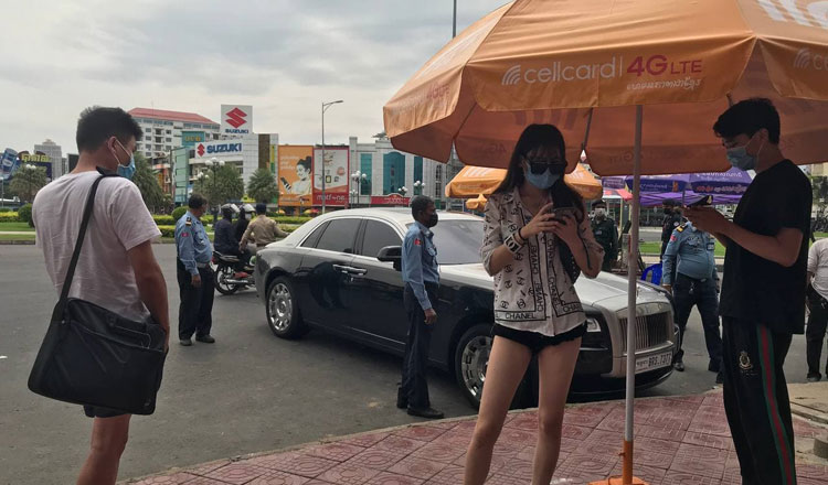 Chiếc xe siêu sang Rolls-Royce Ghost do sĩ quan quân đội chở 3 người Trung Quốc bị tình nghi trốn cách ly Covid-19