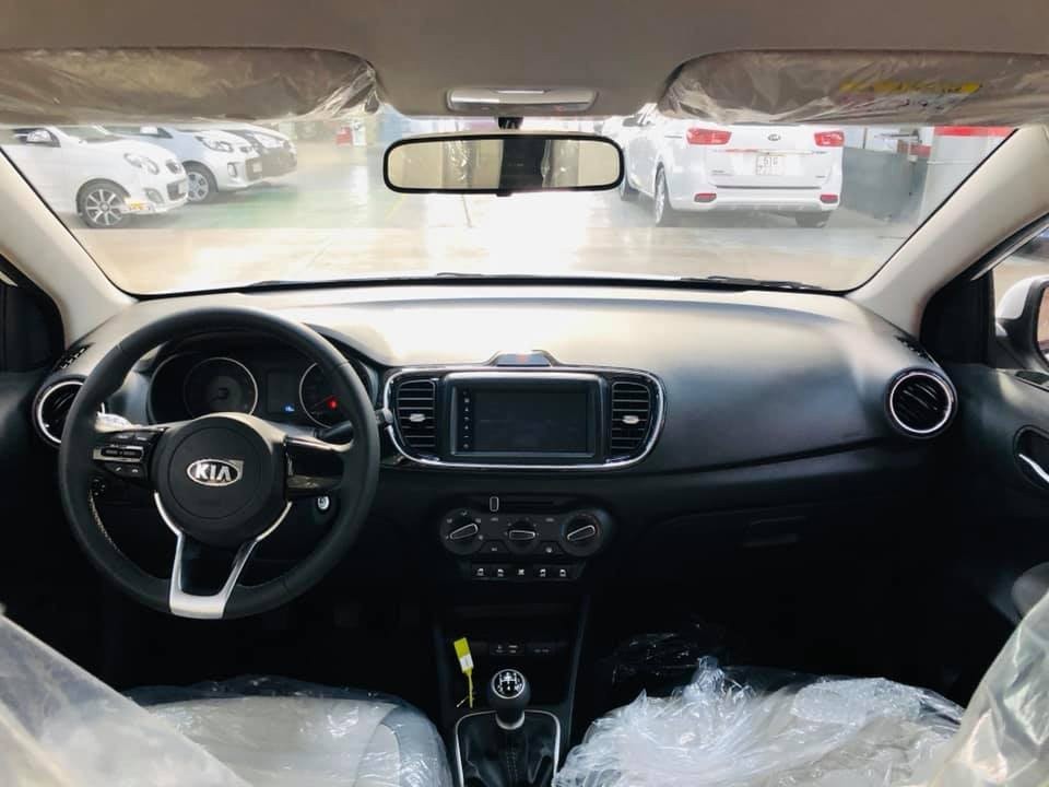 Nội thất của Kia Soluto AT Luxury vẫn có nhiều điểm hấp dẫn hơn Honda City E 2021.