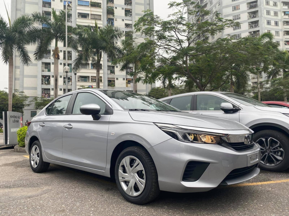 Trong top 3 xe có sức bán tốt nhất phân khúc sedan hạng B, Honda City 2021 là mẫu xe có phiên bản số tự động giá rẻ nhất.