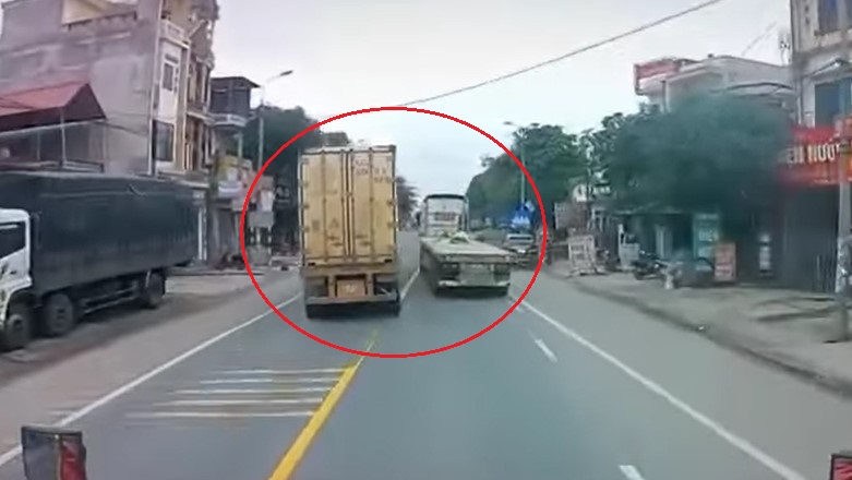 Hai chiếc xe container chèn ép nhau trên quốc lộ 1A