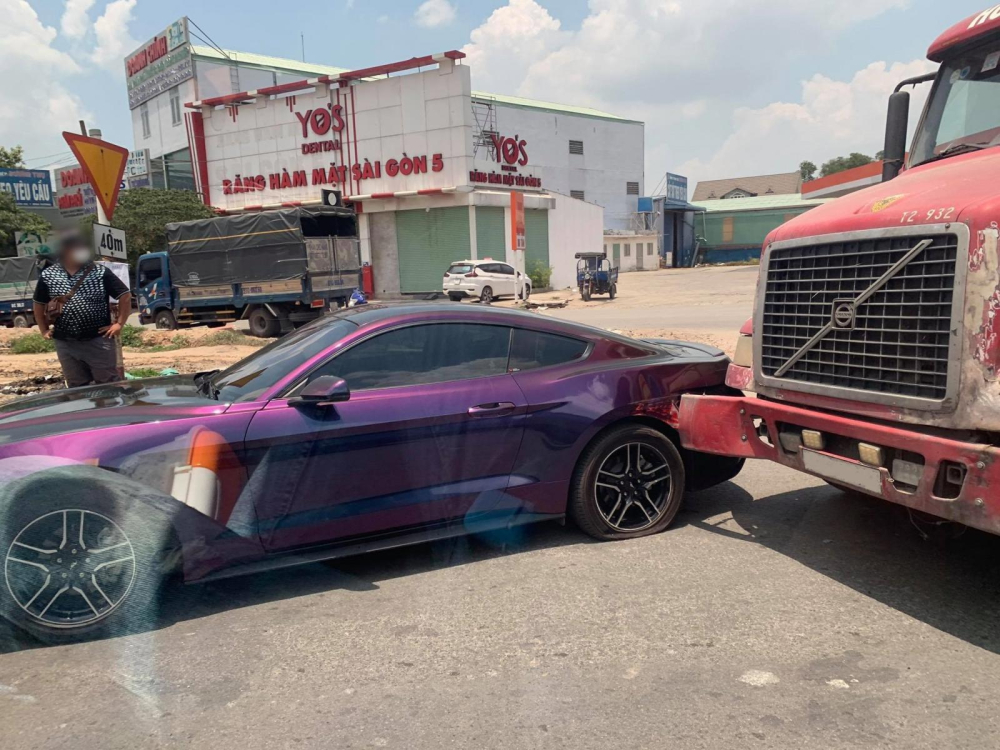 Hiện trường vụ xe container xảy ra va chạm với xe Ford Mustang tại Bình Dương