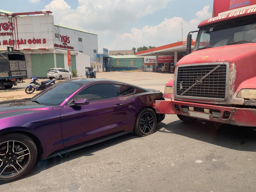 Chiếc xe thể thao Ford Mustang nổ 1 lốp xe sau va chạm với xe container