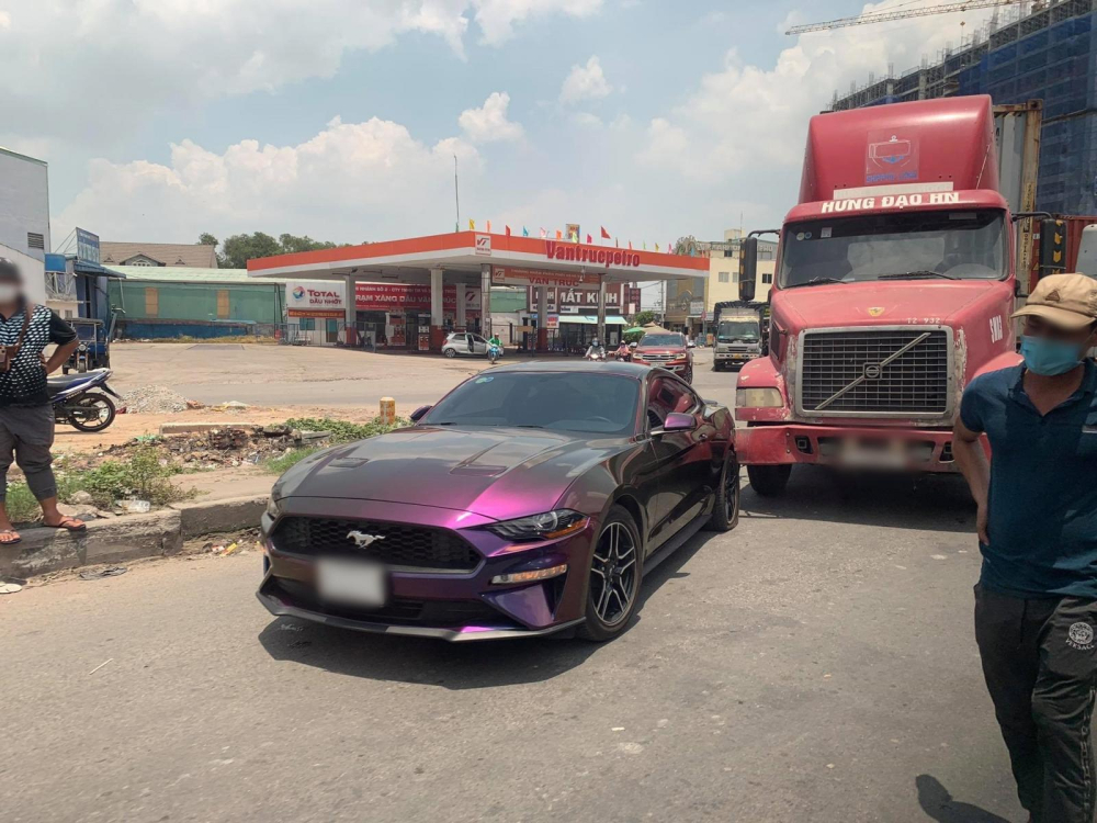 Cả 2 xe đều hư hỏng trong vụ va chạm này