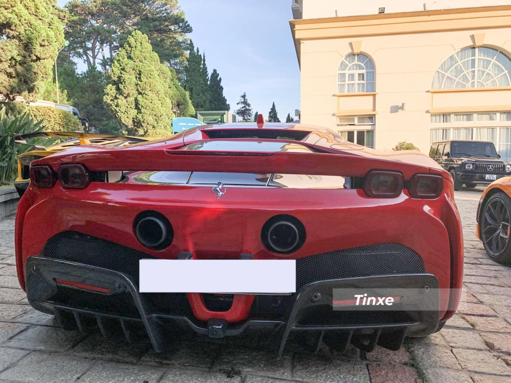 Ferrari SF90 Stradale nhìn từ phía sau Ferrari SF90 Stradale nhìn từ phía sau