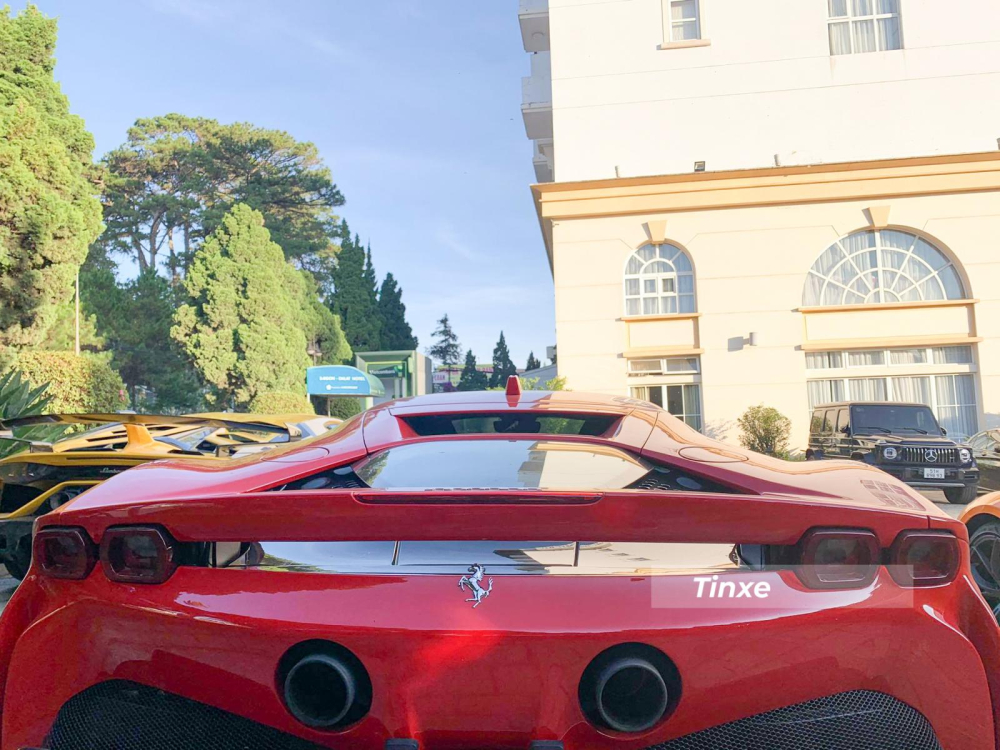 Ferrari SF90 Stradale có cụm đèn hậu LED đôi và cánh gió đuôi cố định Ferrari SF90 Stradale có cụm đèn hậu LED đôi và cánh gió đuôi cố định