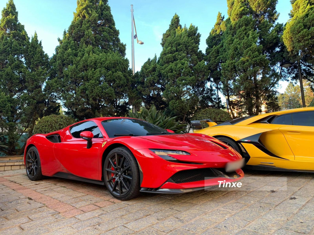 Đây là 1 trong 2 chiếc siêu xe Ferrari SF90 Stradale tại Việt Nam với trang bị carbon