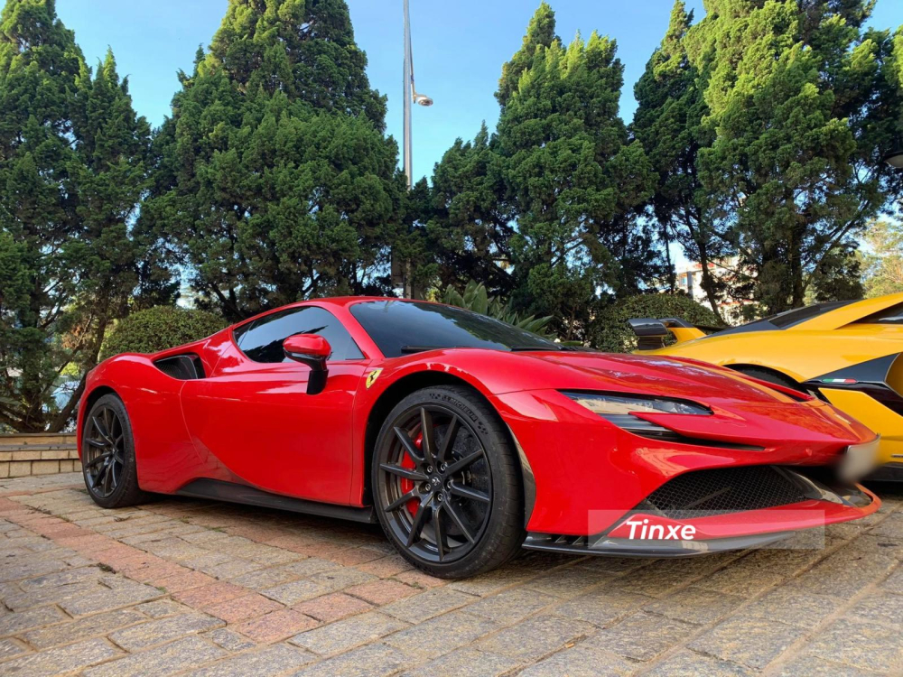 Cận cảnh siêu xe Ferrari SF90 Stradale đầu tiên về Việt Nam của người chơi lan đột biến Cận cảnh siêu xe Ferrari SF90 Stradale đầu tiên về Việt Nam của người chơi lan đột biến