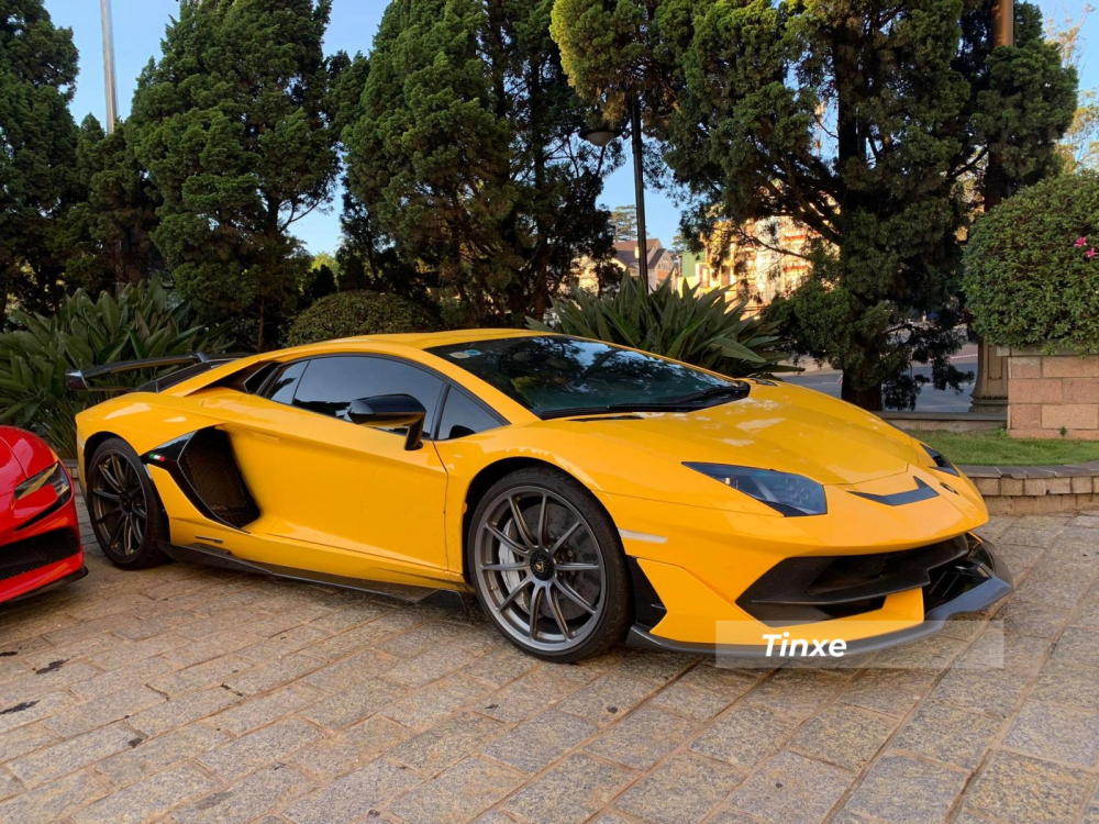 Chiếc siêu xe Lamborghini Aventador SVJ này có màu vàng