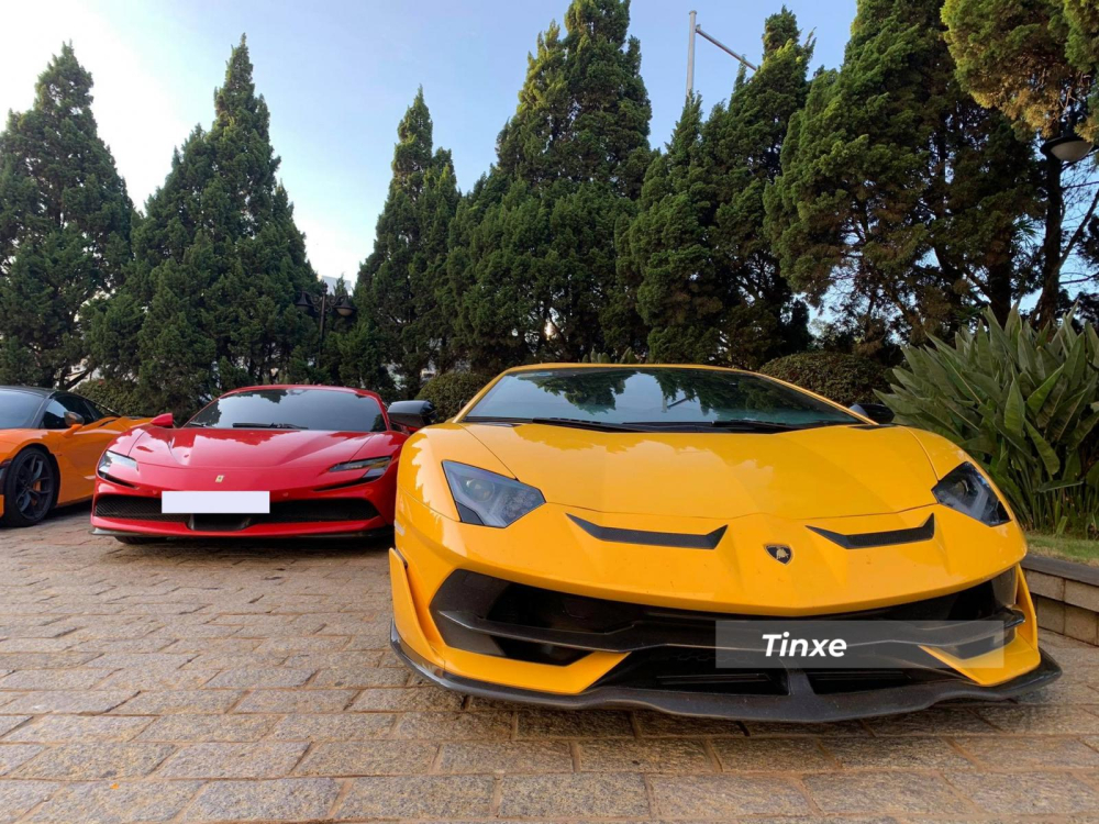 Lamborghini Aventador SVJ cùng Ferrari SF90 Stradale có giá trên nửa triệu đô la, 1 xe sản xuất giới hạn 900 chiếc, còn xe còn lại giới hạn thời gian sản xuất