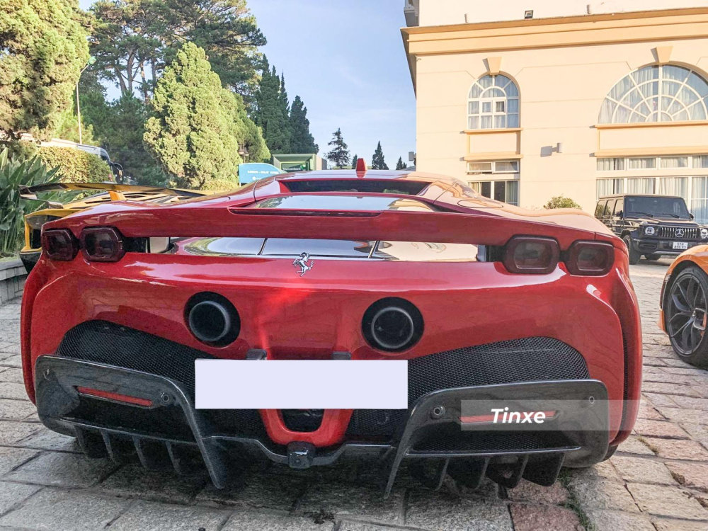 Giá lăn bánh cho chiếc siêu xe Ferrari SF90 Stradale này ước tính trên 25 tỷ đồng