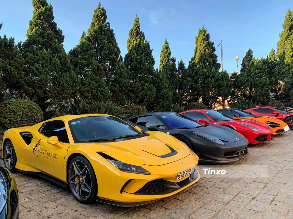 Góc còn lại là Ferrari 458 Italia đen nhám, Ferrari 488 GTB màu đỏ, McLaren 720S Spider màu cam và Ferrari Sf90 Stradale màu đỏ cùng Lamborghini Aventador SVJ