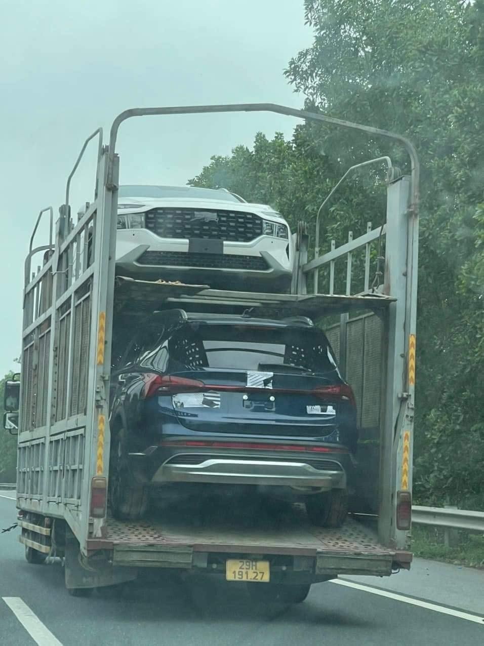 Những chiếc Hyundai Santa Fe 2021 với logo bị che kín mít từng bị bắt gặp trên xe chuyên chở về Hà Nội vào đầu tháng 3 vừa qua.