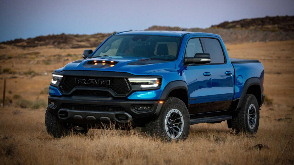 Phía trước của bán tải Ram 1500 TRX 2021