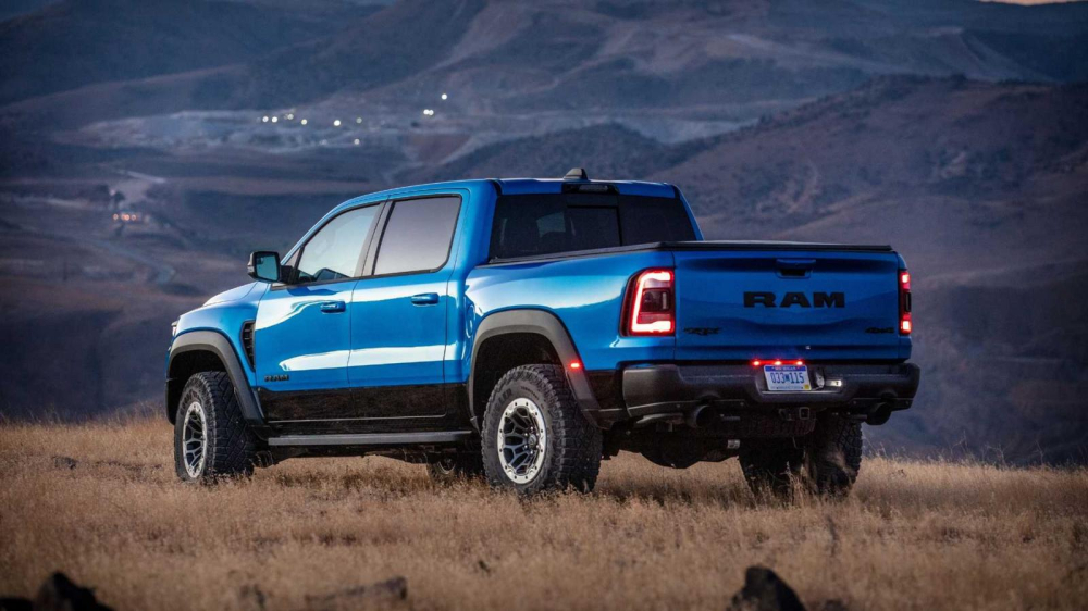Phía sau của bán tải Ram 1500 TRX 2021