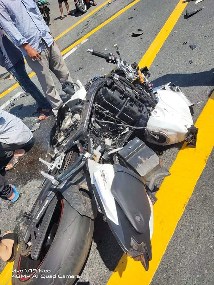 Chiếc mô tô BMW S1000RR bị hư hỏng nặng Chiếc mô tô BMW S1000RR bị hư hỏng nặng