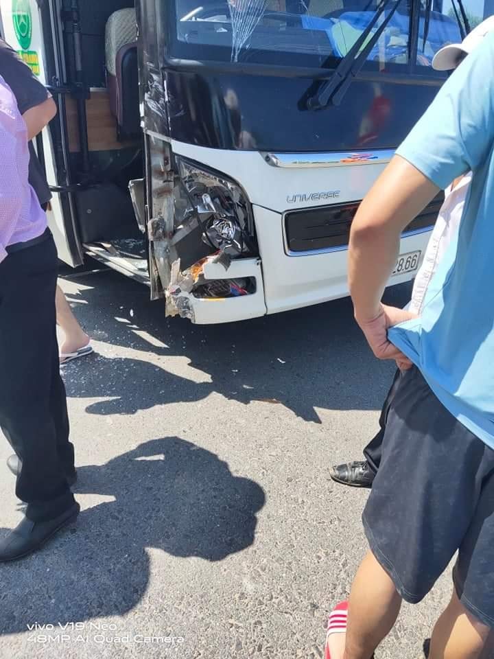 Chiếc ô tô khách bị vỡ góc đầu xe bên phải Chiếc ô tô khách bị vỡ góc đầu xe bên phải