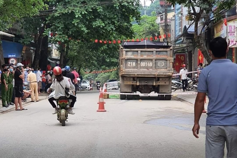 Lực lượng chức năng có mặt tại hiện trường vụ tai nạn