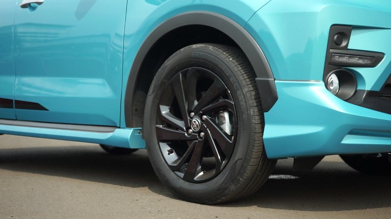 Bộ vành 17 inch màu đen của Toyota Raize 2021 bản cao cấp nhất
