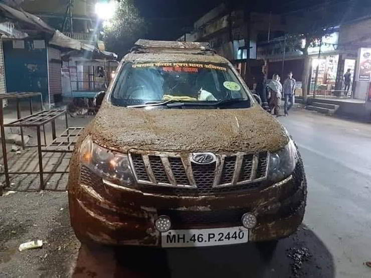Chủ nhân của chiếc Mahindra XUV 500 cho rằng phân bò giúp nội thất của xe mát hơn