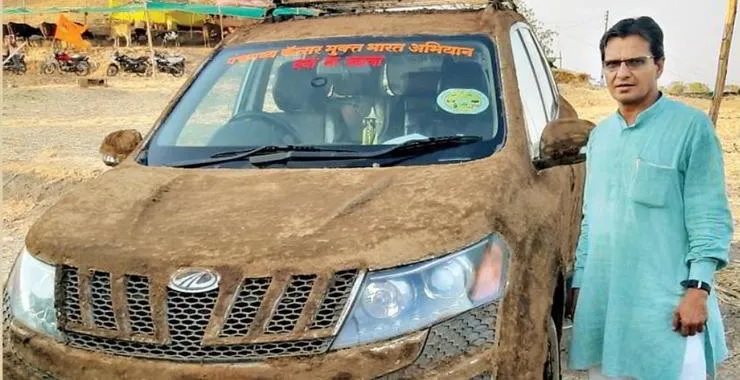 Chiếc Mahindra XUV 500 trét phân bò