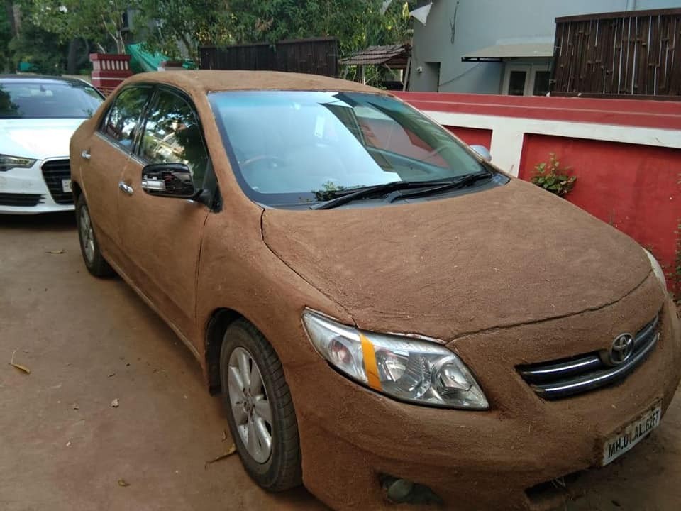 Chiếc Toyota Corolla Altis trét phân bò của một người phụ nữ
