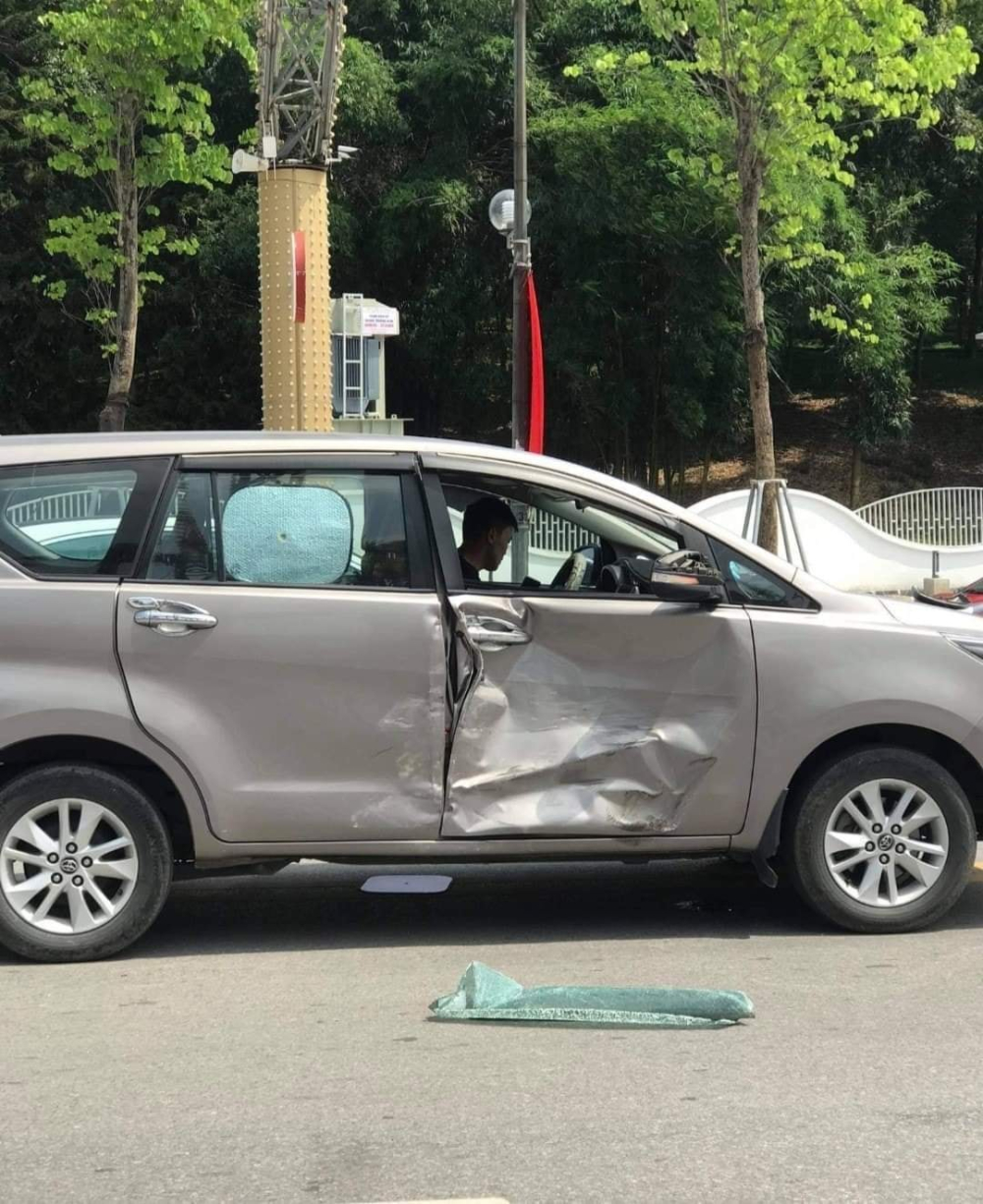 Chiếc Toyota Innova bị bẹp dúm sườn xe bên phải