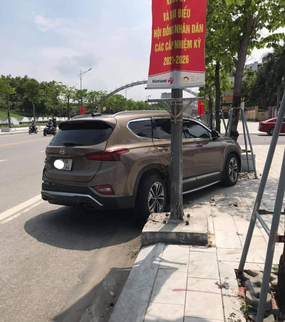 Chiếc Hyundai Santa Fe nằm trên vỉa hè sau tai nạn liên hoàn