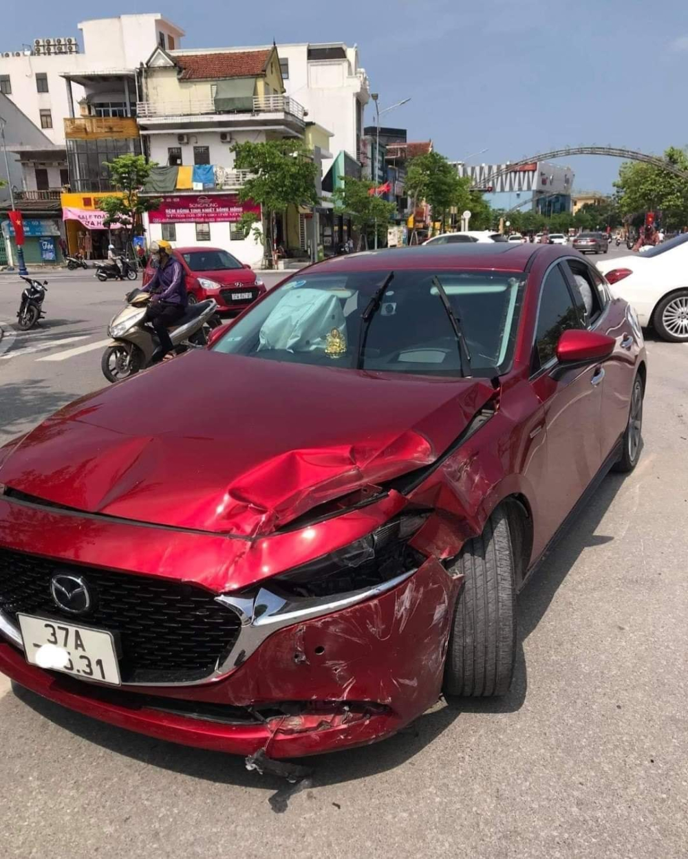 Chiếc ô tô Mazda3 bị hư hỏng nặng phần đầu xe