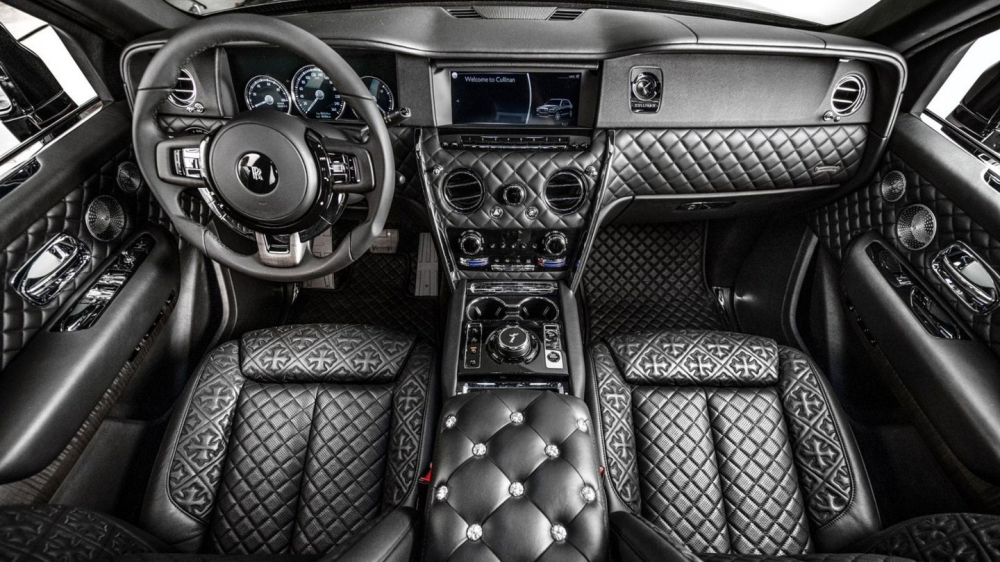 Nội thất phía trước chiếc Rolls-Royce Cullinan hợp tác Chrome Hearts của Drake