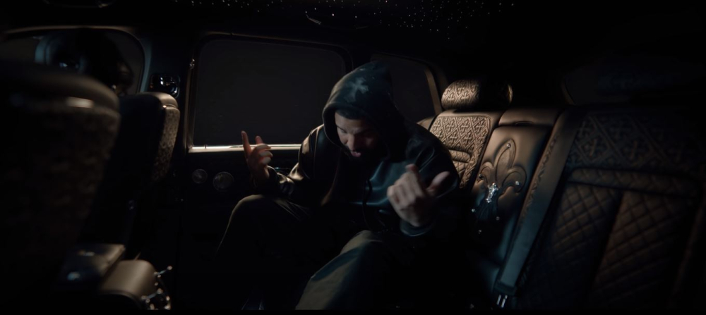Hình rapper Drake ngồi trong chiếc Rolls-Royce Cullinan cực độc mới