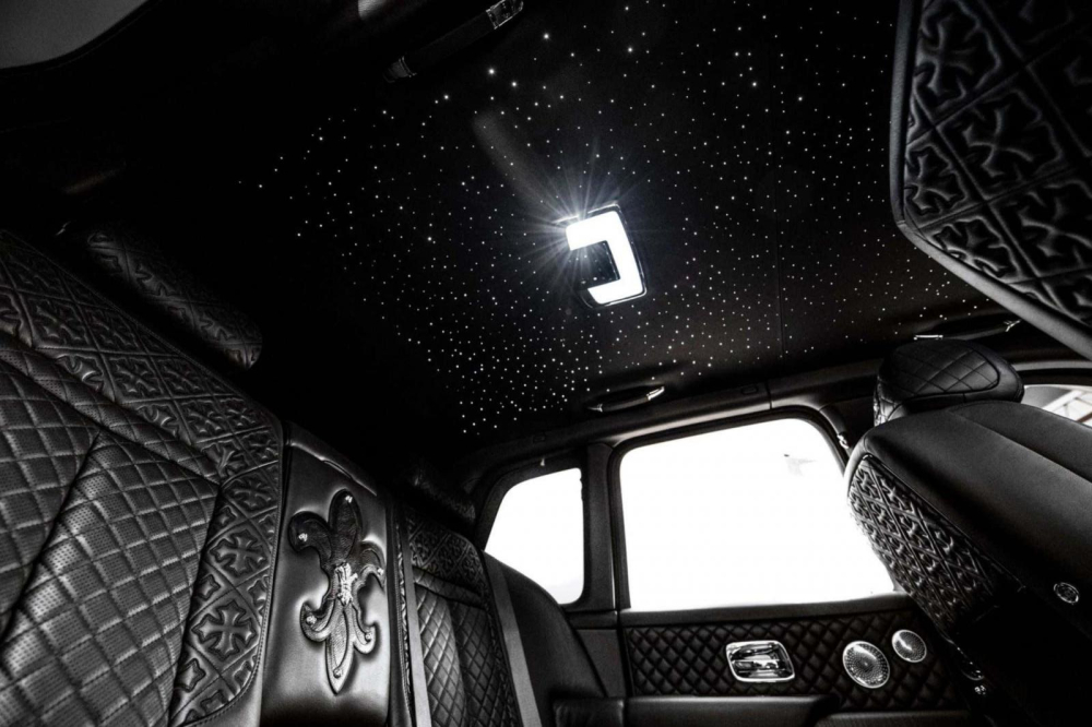 Chi tiết trời sao trong chiếc Rolls-Royce Cullinan hợp tác Chrome Hearts của Drake