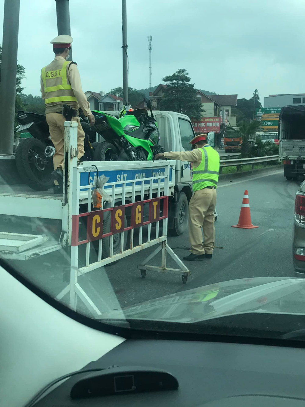 Những chiếc mô tô phân khối lớn được đưa lên thùng xe chuyên dụng của CSGT Những chiếc mô tô phân khối lớn được đưa lên thùng xe chuyên dụng của CSGT