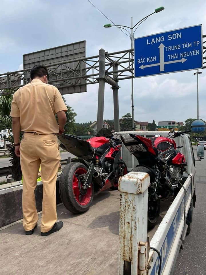 Đoàn mô tô phân khối lớn này đang trên đường đi Bắc Kạn thì bị CSGT bắt giữ Đoàn mô tô phân khối lớn này đang trên đường đi Bắc Kạn thì bị CSGT bắt giữ